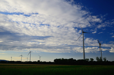 viele windraeder im windpark