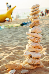 Fototapeta na wymiar pyramid of stones on the beach 
