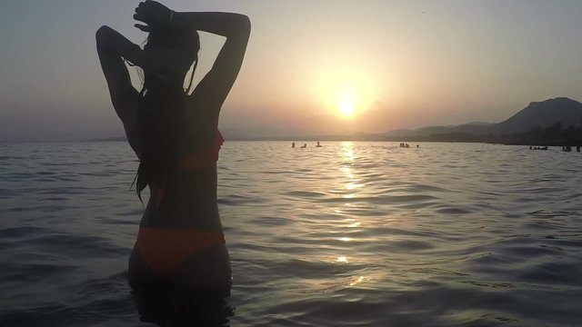 CHICA PLAYA MAR MEDITERRANEO RELAX 