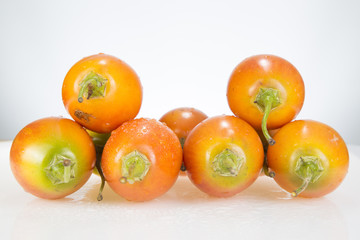Deliciosa fruta tamarillo o tomate de árbol