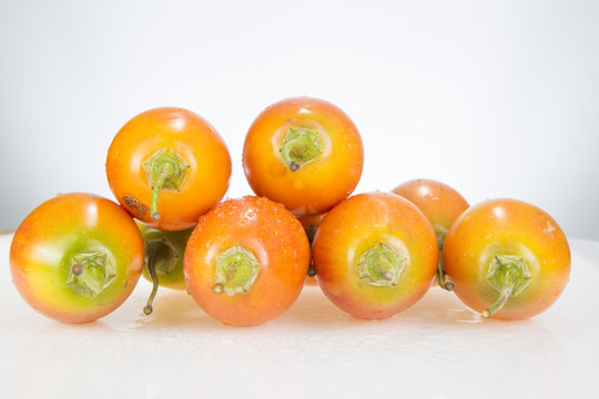 Deliciosa fruta tamarillo o tomate de &aacute;rbol