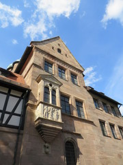 Fototapeta na wymiar Historisches Haus mit Erker Nürnberg