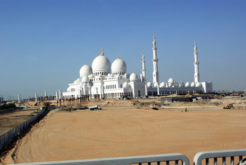 Obraz premium Mosques Gulf. UAE. Mosques made of white marble finished and under construction. Finishing gold and precious stones.