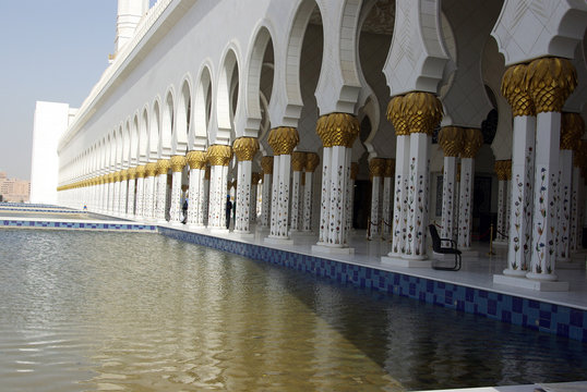 Mosques Gulf. UAE. Mosques made of white marble finished and under construction. Finishing gold and precious stones.

