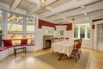Exquisit dinning room with autumn colors.