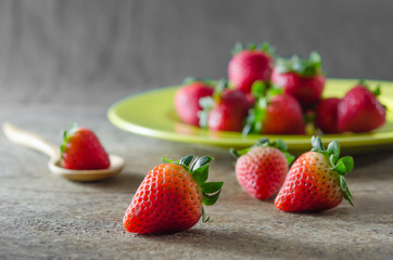  red strawberries on dish