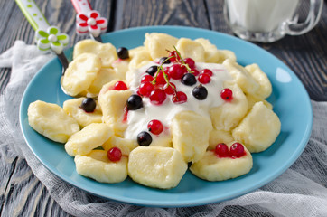 Lazy dumplings of cottage cheese with sour cream and berries