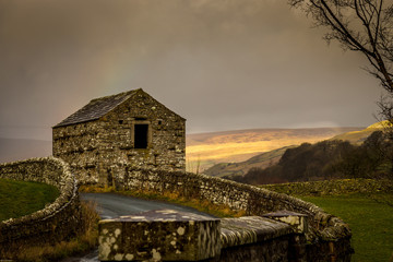 Fototapeta premium Traditional stone barn and dry stone wall, Yorkshire 