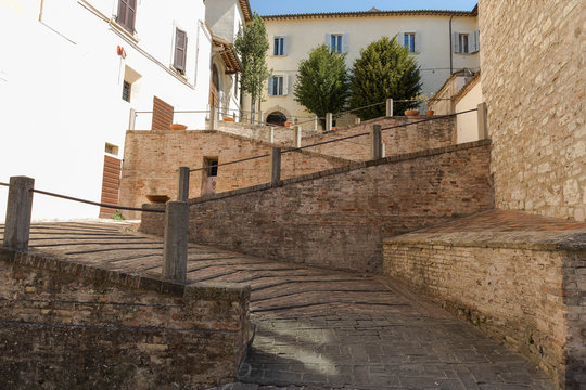 Gubbio , scalinata