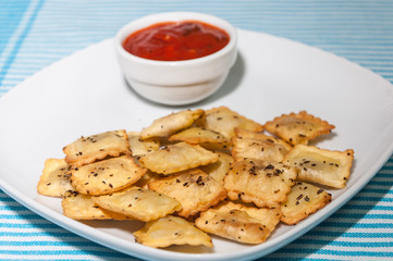 Raviolis fritos con salsa de tomate