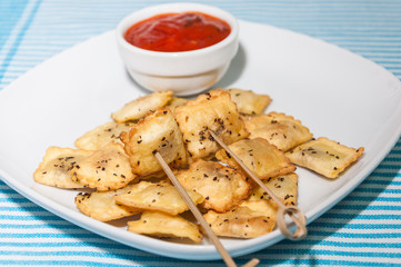 Raviolis fritos con salsa de tomate
