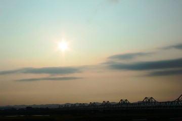陸橋の夕暮れ/信濃川にかかる陸橋の午後４時過ぎの風景