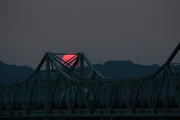 沈みゆく赤い夕陽/陸橋越しに沈む夏の赤い夕陽