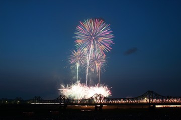 打ち上げ花火/河川敷に上がるスターマイン