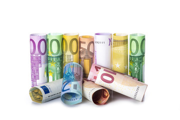 Obraz na płótnie Canvas Billetes de euro enrollados aislados sobre fondo blanco con espacio para texto y publicidad
