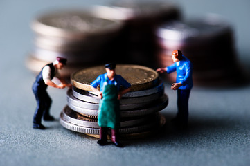 積み上げられたお金と人間