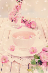Obraz na płótnie Canvas Cup of tea and beautiful fruit blossom on table