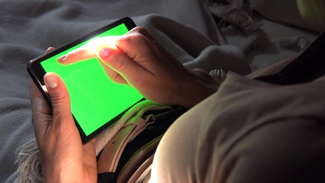 Frau benutzt Tablet Computer im liegen auf dem Sofa - Greenscreen