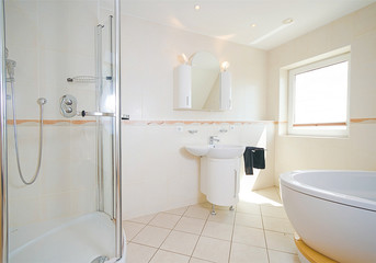 modernes Badezimmer mit Wanne und Dusch