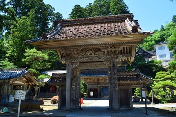 善法寺・曹洞宗三大祈願所・山形県鶴岡市／山形県鶴岡市にある善法寺を撮影した写真です。善宝寺は平安時代、妙達上人が開いた龍華寺に始まる曹洞宗寺院であり、小田原の最乗寺、豊川の妙厳寺とともに曹洞宗三大祈願所のひとつです。海の守護神である、龍神さまを祀っている寺院として、北海道、東北、北陸をはじめ全国の漁業関係者より絶大な信頼があります。かつて、池の人面魚が有名になったことがあります。