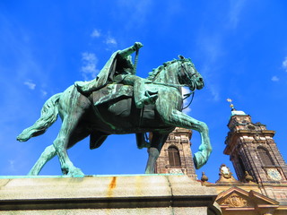 Fototapeta na wymiar Kaiserdenkmal vor Kirche Nürnberg