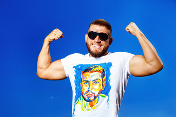Naklejka premium Closeup portrait of happy mature man with beard in sunglasses 