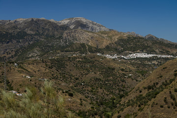 wit berg dorpje in provicie Malaga Spanje 