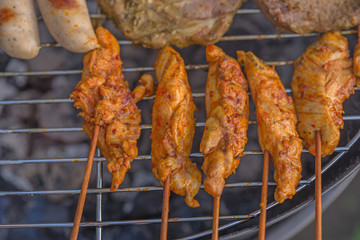 Bratwurst und Steak auf dem Grill