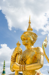 Fototapeta premium エメラルド寺院の黄金像 王宮