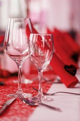 Gäser auf gedecktem Tisch