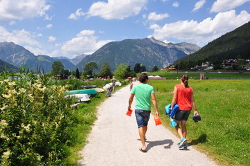 Fototapeta na wymiar Urlauber an der Promenade vom Achensee in Tirol