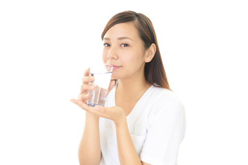 お水を飲む女性