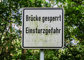 Br&uuml;cke gesperrt Einsturzgefahr Schild