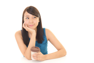 コーヒーを飲み寛ぐ女性