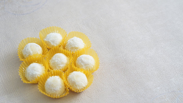 some white cakes (indonesian puteri salju)