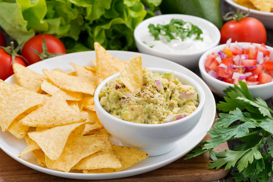 guacamole sauce and corn chips