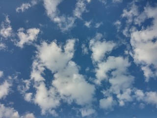 Cielo blu con nuvole bianche