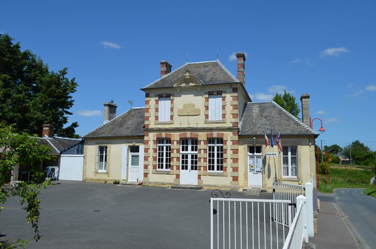 Mairie et Ecole communale à Condé sur Seulles ( Calvados - Normandie)
