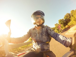ragazzo in motocicletta al tramonto. pov original point of view