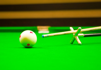 Cue ready for shot on snooker table - 88545288