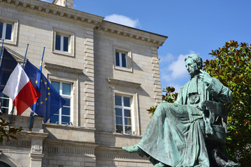 Hotel de Ville avec Statue Laennec