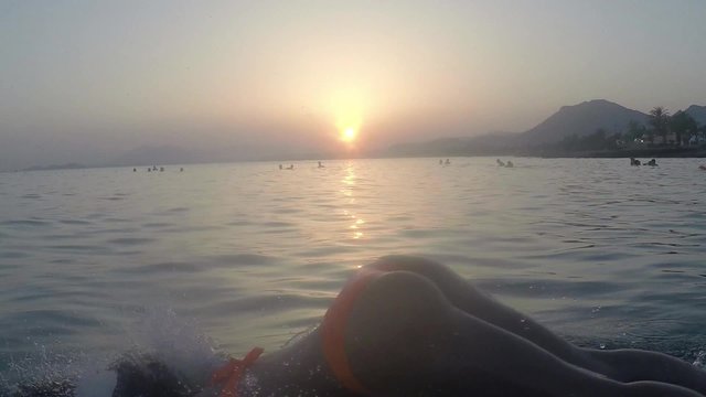 mujer saltando al mar