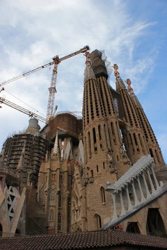 Baukräne an den Kirchtürmen der Sagrada Familia