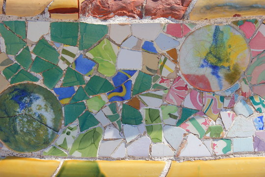 Mosaik auf der Bank im Park Güell von Antoni Gaudi (Barcelona)