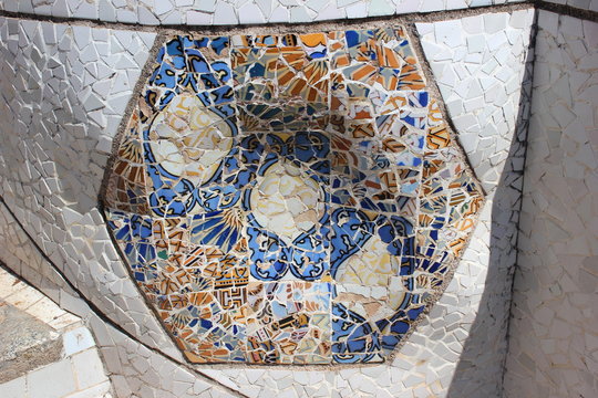 Detail der Mosaiken im Park Güell in Barcelona