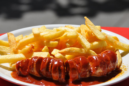 Berliner Curry-Wurst mit Pommes
