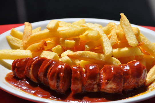 Berliner Curry-Wurst mit Pommes