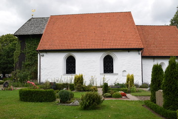 Fototapeta na wymiar Romanische Dorfkirche