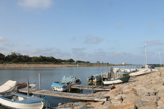 Barcos en la desembocadura del Río Segura