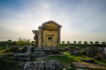 Fototapeta premium Ruins of ancient city of Hierapolis, Pamukkale, Turkey